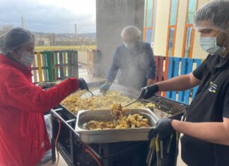 500 de porții de mâncare de Crăciun gătite de refugiații ucraineni pentru oamenii fără adăpost români