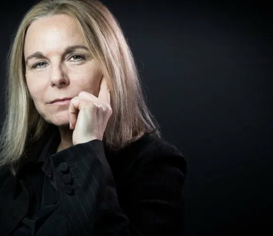 Scriitoarea Camille Laurens: Nu știu dacă literatura poate schimba lumea. În schimb, ne poate ajuta să înțelegem lumea – INTERVIU