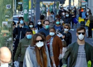 O informație adevărată, folosită pentru o știre falsă. Când sunt amendați cei care își acoperă fața cu o mască