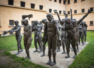 Istoria Comunismului în România și Istoria Holocaustului, introduse ca discipline obligatorii în liceu