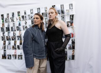Povești „body positivity” impresionante pe podiumul Romanian Fashion Week: modele fără forme perfecte sau trecute de 50 de ani, aplaudate de mii de oameni. Designerul Ioana Ciolacu: „Dacă producem modă numai pentru femeile cu dimensiuni ideale, majoritatea oamenilor normali nu se vor regăsi în modă”