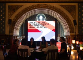 Zeci de tineri au participat la programul de mentorat pentru antreprenori, la Romanian Creative Week. Program educațional gratuit de banking, business și marketing, oferit de experți în domeniu