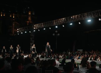 Premieră la Romanian Fashion Week: opt designeri de 20 de ani au lansat o colecție împreună cu Irina Schrotter, inspirată din viața personală. Mii de oameni în public, în prima seară a show-urilor de modă
