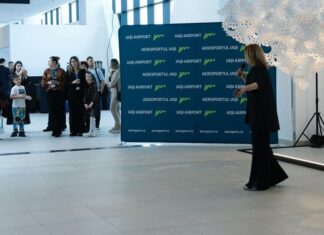 Moment unic pe Aeroportul Iași, în ziua istorică a României în Air Schengen. Călătorii, întâmpinați cu o expoziție inedită a Romanian Creative Week