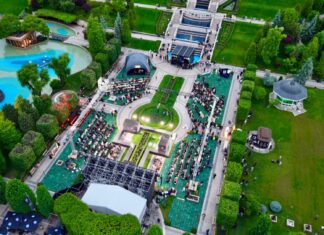 Catwalk digital impresionant pentru publicul Romanian Fashion Week. Povestea desginerului care face genți sculptate în sticlă